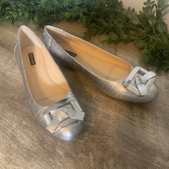 Alex Marie Silver Flats Ladies Size 6 Bows - Picture 1 of 6